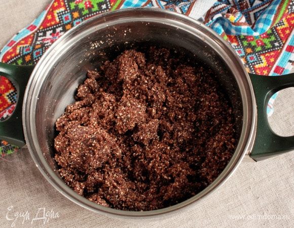 В готовый сироп добавить молотые фундук и арахис. Перемешать. Если у вас есть погружной блендер, то можно еще им «пройтись». Масса будет более гладкая, но это совершенно не обязательно. На вкус никак не повлияет. В полученную массу порционно вмешать молотую гранолу.