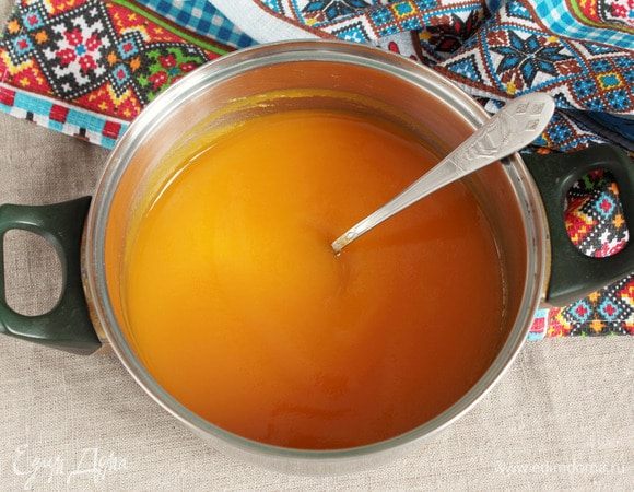 Готовую тыкву протереть через сито (остудите предварительно) или пюрировать блендером. 
1. Если вы готовите с желатином, то предварительно замочить его (30 г) в 150 мл воды на 40-60 минут. Когда желатин набухнет, в тыквенное пюре добавить сахарный песок (4 ст. л.) и ванилин (1/3 ч. л.), сильно нагреть, убрать с плиты и распустить в нем набухший желатин. Готовое пюре остудить.
2. Если вы готовите на агар-агаре, то растворить его (10 г) в 150 мл воды, добавить сахарный песок (4 ст. л.) и ванилин (1/3 ч. л.). Довести до кипения (согласно инструкции) и кипятить 5 минут. Полученный сироп добавить в теплое тыквенное пюре. Именно теплое, потому что в холодной среде агар-агар застывает. Взбить пюре венчиком, блендером или миксером, чтобы сироп равномерно распределился по тыквенному пюре.