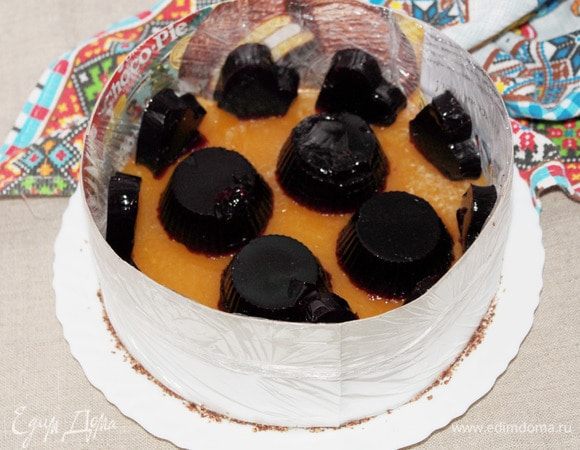 Если вы используете агар-агар, то достаточно охладить ореховую заготовку в холодильнике. А если с желатином, то подержать некоторое время в морозильной камере. Залить ореховую основу тыквенным пюре (15-17 ст. л.). Убрать в холодильник — если с агаром, и в морозильную камеру — если с желатином. По периметру, прислоняя к стенке кольца, расставить желейные фигурки, а в центр выложить те, которые были в кексовых формочках. Снова охладить.