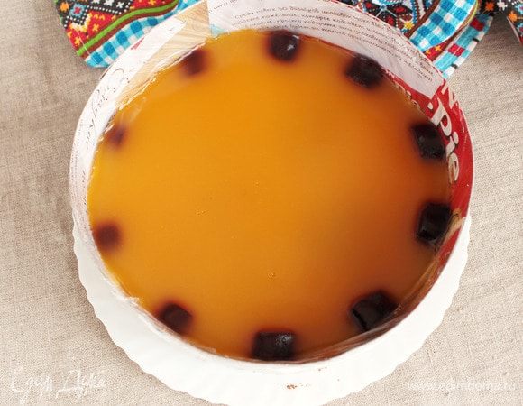 Залить оставшимся тыквенным пюре и убрать в холодильник до полного застывания. Ничего страшного, если фигурки будут выше пюре, тоже оригинально смотрится (я так готовила уже). У меня получилось не совсем равномерно, кто-то сдвинул в холодильнике. Но тоже вышло интересно: фигурки выступают ступенчато.