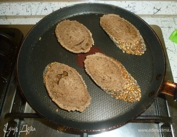 Поджарить в тостере хлеб или подсушить на сковороде.