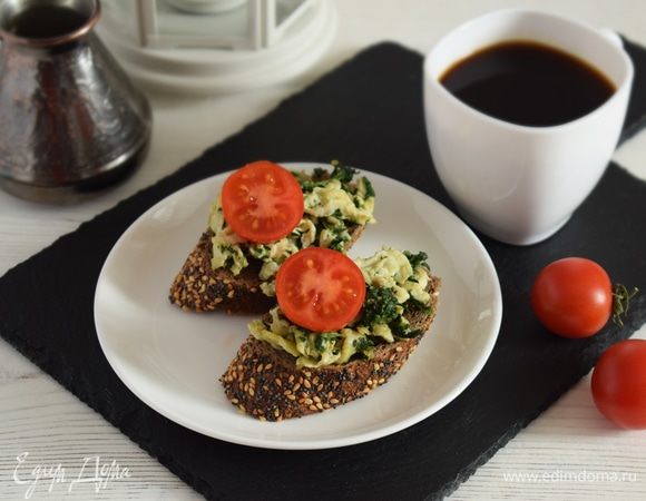 Выложить яйца со шпинатом на хлеб. Подавать можно с помидорчиками черри. Приятного аппетита!