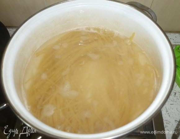 Отварить спагетти в подсоленной воде согласно инструкции.
