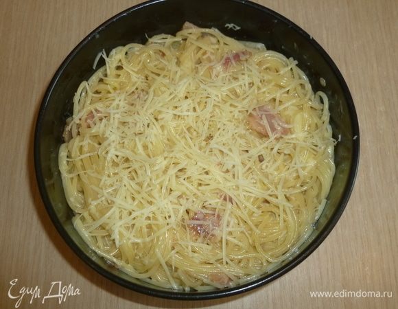 Переложить все в разъемную форму (18 см) и поставить в духовку 180°С на 15 минут. Пирог достать из духовки, пройтись ножом вдоль бортиков и снять их.