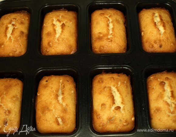 Готовность проверяем бамбуковой палочкой, если палочка осталась сухой, то кексы готовы. Можно выпекать один большой кекс. 