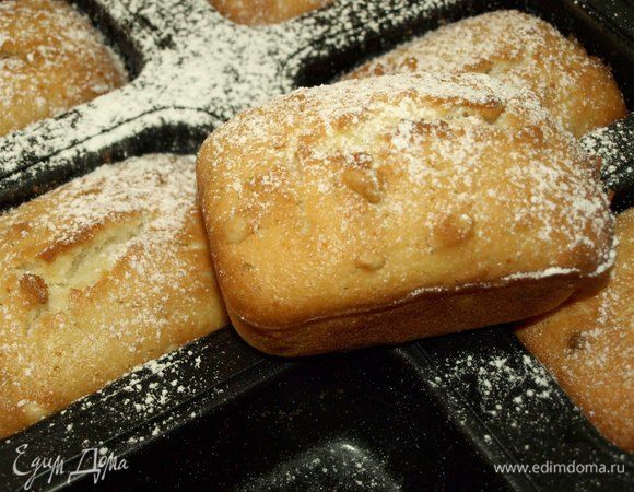 Остывшие кексы посыпать сахарной пудрой.