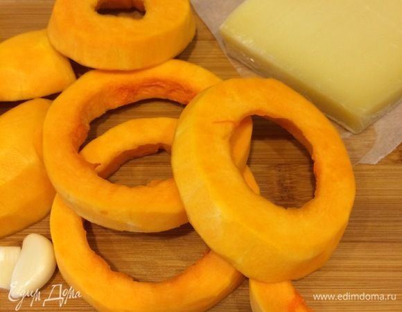 С тыквы снять шкурку, вымыть, обсушить бумажным полотенцем и нарезать на кубики. Чеснок раздавить ножом.