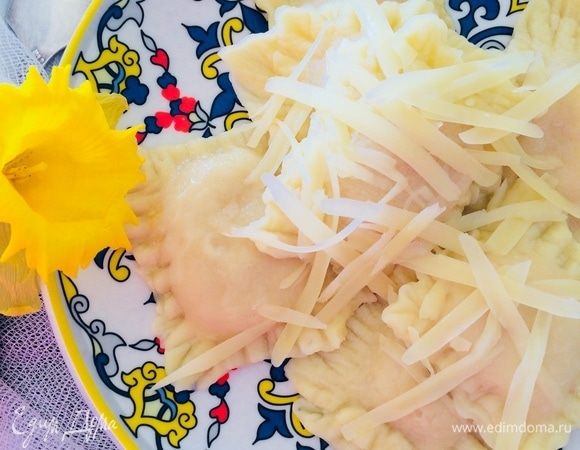 Отварить равиоли в подсоленной воде 3–6 минут. Подавать со сливочным маслом и крупно натертым пармезаном.