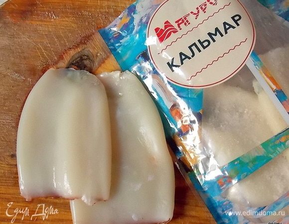 Для фарширования нам потребуется две целых очищенных тушки кальмаров. Нам прекрасно подойдут кальмары ТМ «Магуро».