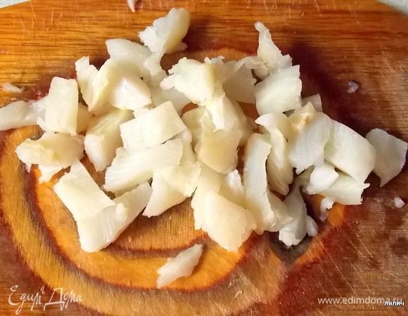 Окуня среднего размера почистить и сделать филе. Нарезать его на средние кусочки.