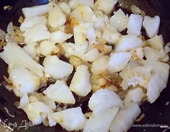 Репчатый лук почистить и нарезать. Обжарить до готовности, добавить рыбу и довести до готовности. Мешайте не сильно, чтобы рыба осталась кусочками.