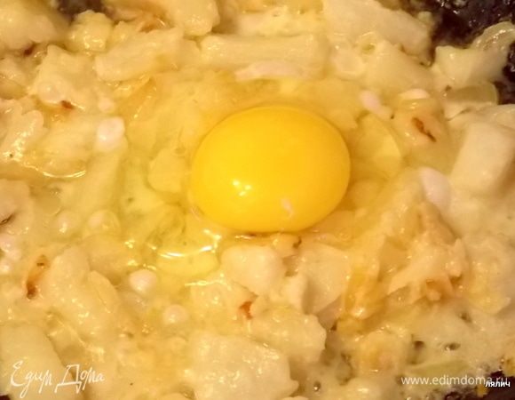 К рыбе добавить майонез, перемешать. Добавить яйцо и перемешать. Как только яйцо будет готово, снять с огня. Посолить по вкусу.