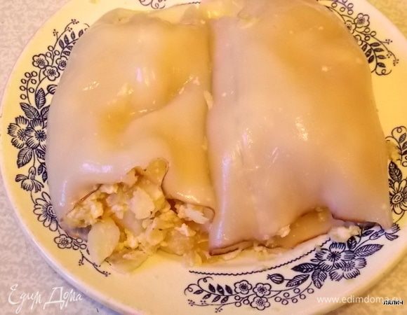 Дать немного остыть рыбной массе и нафаршировать неплотно кальмары.