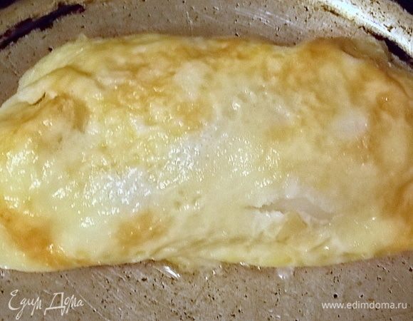 Как только яйцо стало плотным, аккуратно переворачиваем кальмар яйцом кверху и перекладываем в форму, в которой будем запекать. То же самое делаем со вторым кальмаром. Ставим в горячую духовку при 180°С примерно на 5–8 мин. Не держите долго, а то кальмар станет резиновым.