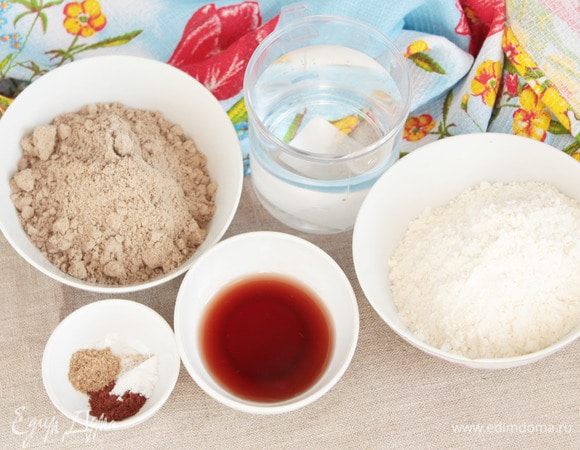 Для приготовления печенья «Хрустики-подушечки» потребуются следующие ингредиенты: два вида муки (льняная и пшеничная), фруктовый сироп (кленовый, розовый, можно сироп из варенья или заменить на жидкий мед), молотые кардамон и корица, ванилин и вода питьевая.