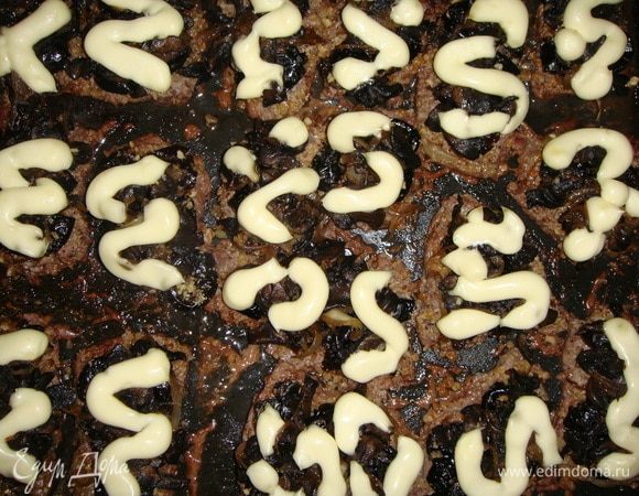 Грибы помыть и нарезать пластинками, большую головку лука нарезать сначала полукольцами, затем полукольца еще пополам. Грибы с луком обжарить на подсолнечном масле, посолить по вкусу. На отбивные выложить обжаренные грибы с луком. Сверху нанести майонез. Запекать еще 10 минут.