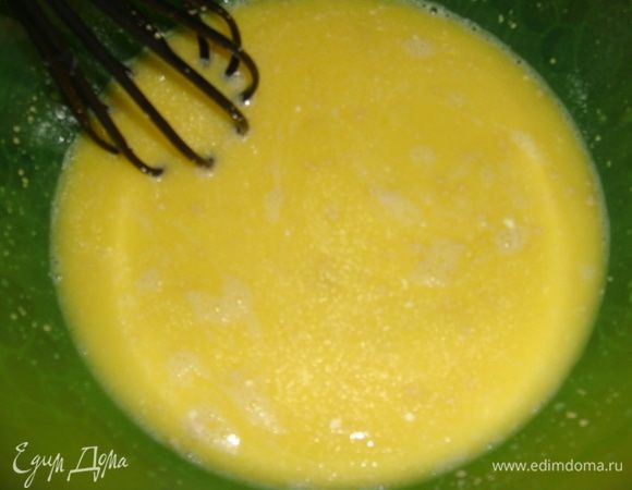 Влить растопленное сливочное масло, теплое молоко, всыпать дрожжи и перемешать.