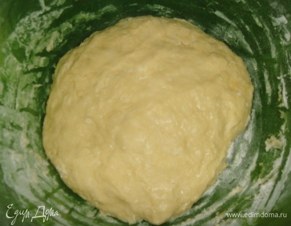 Просеять муку и замесить нежное тесто. Накрыть миску пищевой пленкой и поставить в теплое место на 1 час. 
