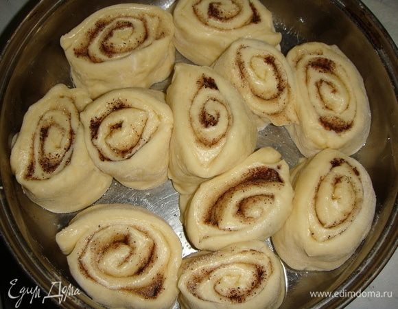 Круглую форму для запекания смазать маслом и выложить булочки разрезом вниз. Ставим форму с булочками в теплое место на 15 минут. Выпекаем в разогретой до 170°С духовке 30 минут.