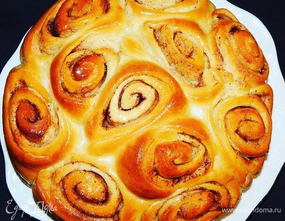 Приготовим соус для поливки булочек: молоко, сливочное масло и сахар прогреть в микроволновке, размешать до растворения сахара. Вынуть булочки из духовки и полить соусом. Оставить минут на 10. 