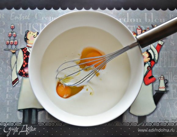 Яйца смешайте с кефиром, слегка взбейте.