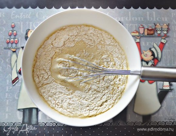 Добавьте соль, сахар, муку, замесите тесто до однородности.