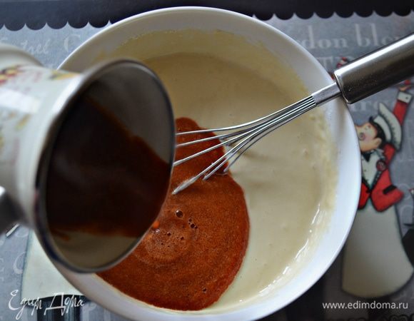 Доведите до кипения стакан воды, добавьте 2 ст. л. томатной пасты и перемешайте (можно использовать готовый томатный соус или сок). Добавьте половину чайной ложки соды, 1 ст. л. растительного масла и сразу же влейте в тесто. Хорошо размешайте и дайте тесту постоять 10–15 минут.