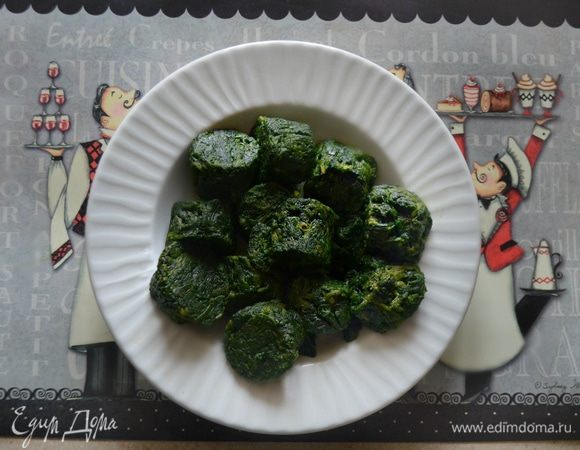 Шпинат разморозьте и слейте лишнюю жидкость. Потушите шпинат пару минут на оливковом масле с добавление зубчика чеснока. После тушения выньте чеснок, он больше не понадобится. Слегка посолите.