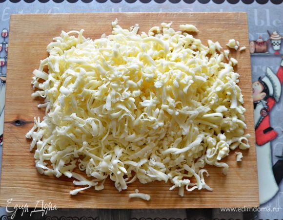 Моцареллу для пиццы натрите на крупной терке.