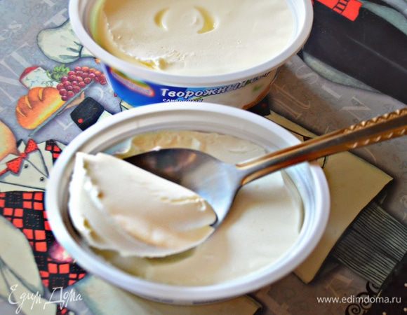 Подготовить для начинки творожный сыр, он должен быть комнатной температуры.