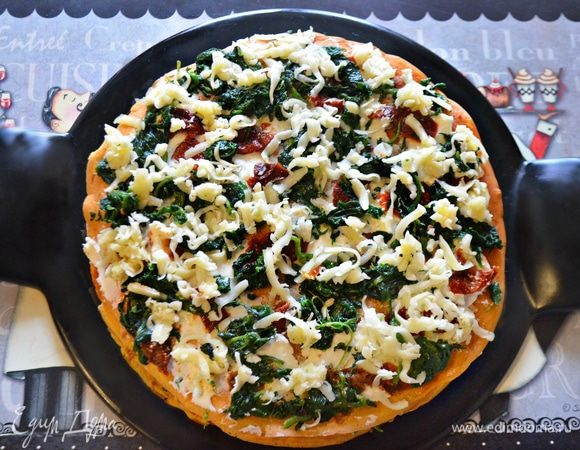 Посыпать тертой моцареллой.