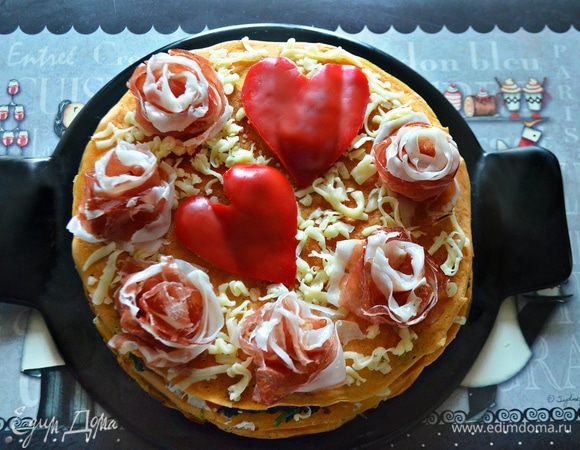 Повторить так с каждым блинчиком. Последний слегка посыпать моцареллой, украсить «розочками» из прошутто и веточками розмарина, поставить в разогретую до 180°С духовку на 20–30 мин.