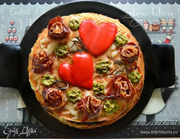 Готовый блинный торт украсить капельками соуса песто и тут же горячим подавать к столу.