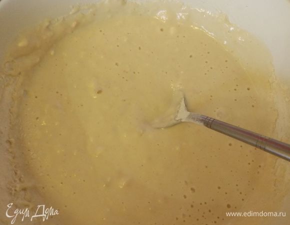 В теплом молоке развести сухие дрожжи, полстакана муки и одну ложку сахара. Дать опаре подойти. 