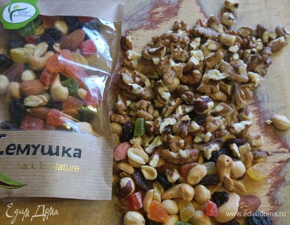 Пока тесто поднимается, делаем начинку, используя сладкую смесь орехов с цукатами ТМ «Семушка». Отварить курагу и изюм в течение 5 минут.  