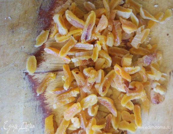  Крупно нарезать орехи, цукаты и отварные сухофрукты. 