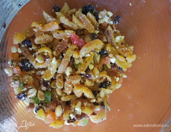 Все перемешать. Взбить один белок, добавить к начинке. 