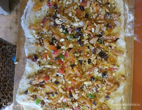 Выложить тесто на доску, посыпанную мукой. Раскатать. Раскатанное тесто смазать маслом и выложить начинку по всему пласту, посыпать сахаром и корицей.