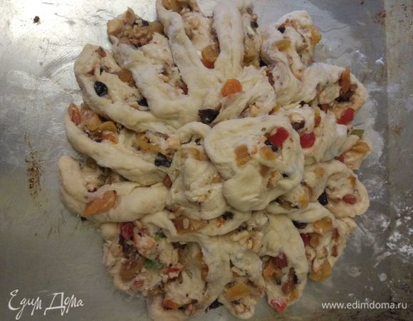 Отложенные ранее кончики рулета положить в середину и сформировать горку. Поставить в разогретую духовку. Выпекать 30 минут при 180°С.