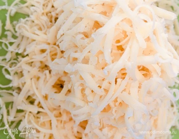 На терке натереть сыр.