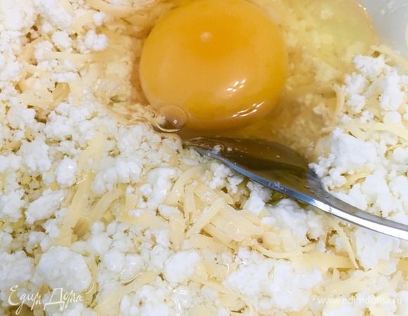 К творогу добавить сыр, 1 яйцо, соль. Натереть сливочное масло в начинку. Масло кладу обязательно, оно придает сочность. Все хорошо перемешать. Начинка должна быть немного пересолена.
