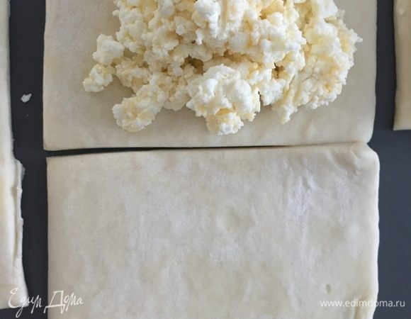На одну пластину выкладываем начинку. Начинку нужно выкладывать в большом количестве.