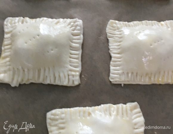 Смазать яйцом. Сделать несколько наколов вилкой. Поставить в разогретую духовку до 180°С на 20–25 минут, режим «верх-низ» (но смотрите по своей духовке).