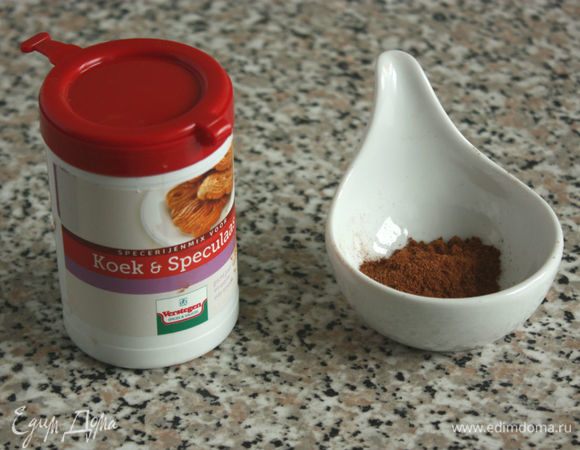 Смесь пряничных специй можно использовать готовую, либо самостоятельно заранее смешать такие, как корица, кориандр, мускатный орех, гвоздика, имбирь, кардамон, апельсиновая цедра. Именно эти специи определяют вкус и аромат данного пирога.