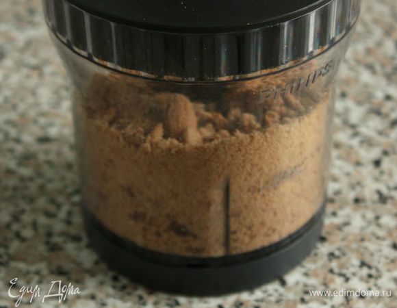 Печенье измельчить в блендере.