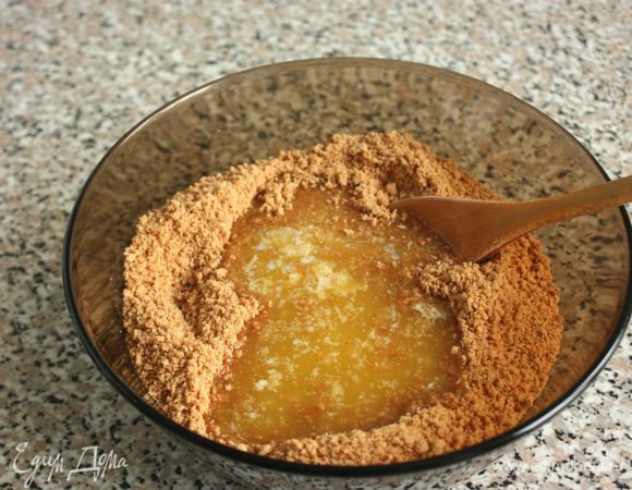 Растопить масло в сотейнике, добавить к печенью и хорошо перемешать.