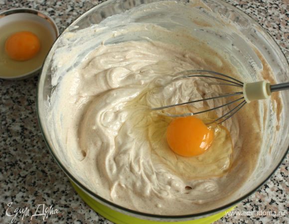 По одному добавить яйца, каждый раз хорошо смешивая ручным венчиком.