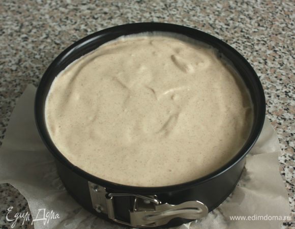 Перелить сырную смесь в форму и поставить в духовку на 25–30 минут. Под решетку, на которую помещена форма, обязательно поместить чистый противень, иначе масло будет вытекать на дно духовки.