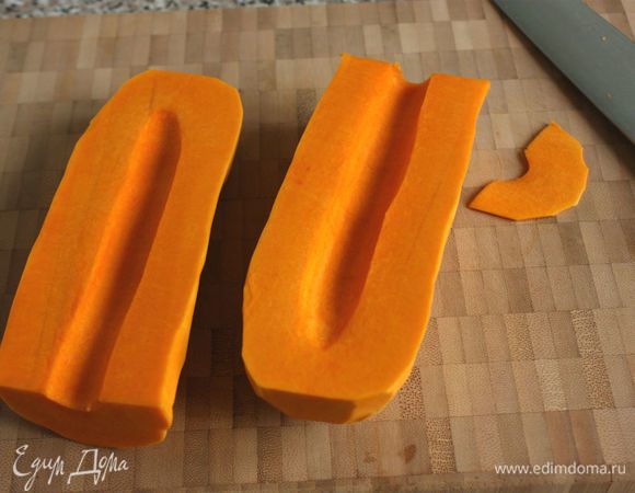 Тыкву баттернат (около 600 г) вымыть и разрезать вдоль. Для пирога понадобится только узкая ее часть, остальное использовать для другого блюда.