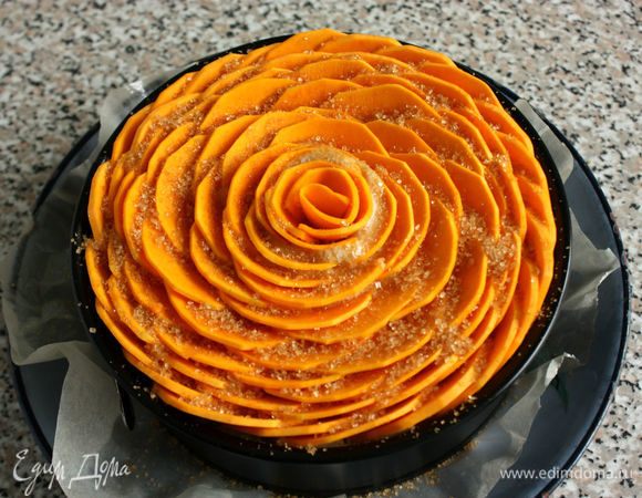 И закончить в центре двумя скрученными тонкими пластинами в форме цветка. Ряды располагать по спирали, близко друг к другу. Равномерно посыпать верх пирога коричневым сахаром. (Если любите послаще, то берите 3 ст. л. сахара).